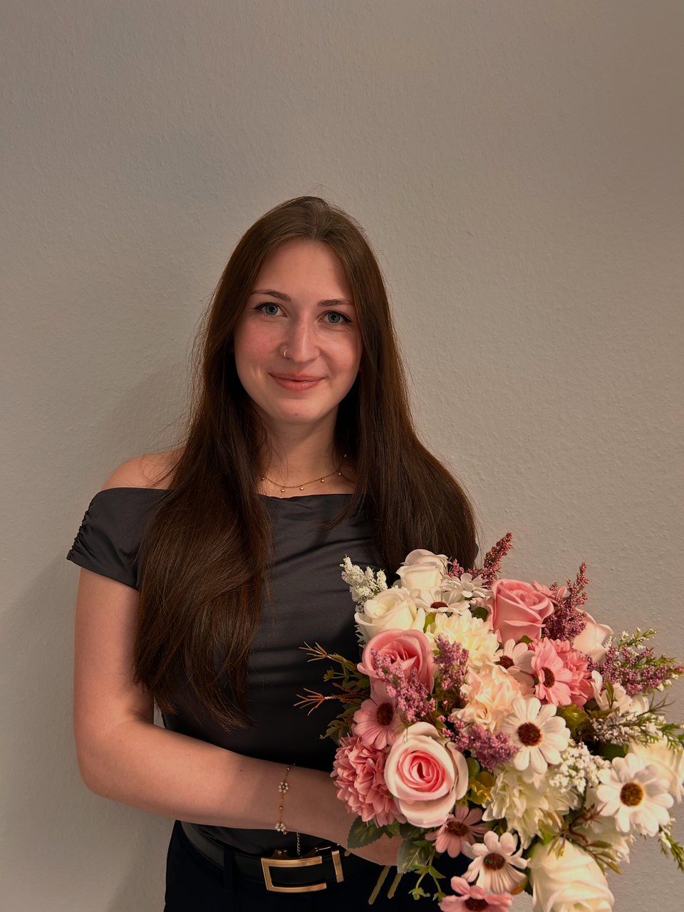 Isabell Kalinowskij, Aroma-Beraterin in Bad Kreuznach, mit einem Blumenstrauß
